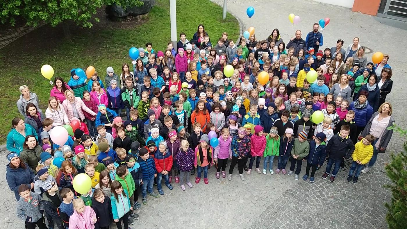 Schüler vor dem Schulhaus