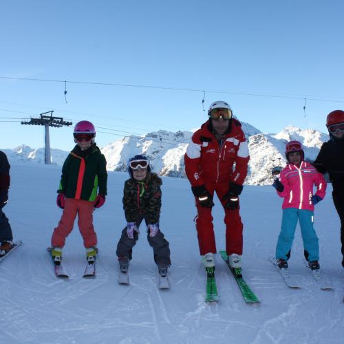 Schikursgruppen der 1. Klassen 8