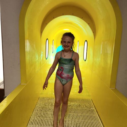 Kind in der Wasserrutsche