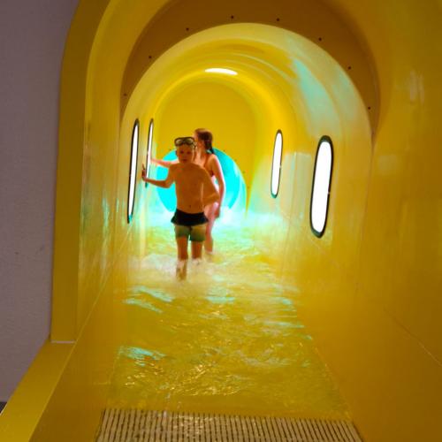 Kinder in der Wasserrutsche