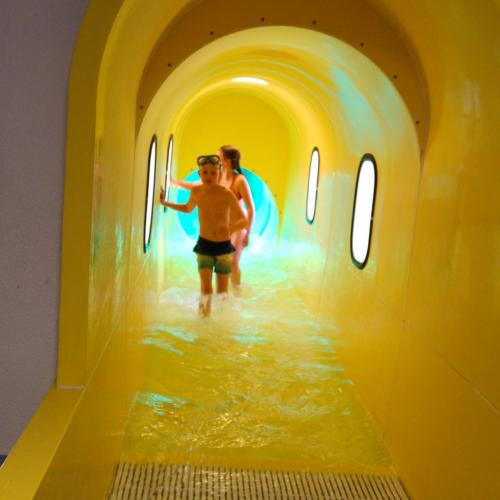 Kinder in der Wasserrutsche