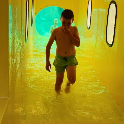 Kind in der Wasserrutsche