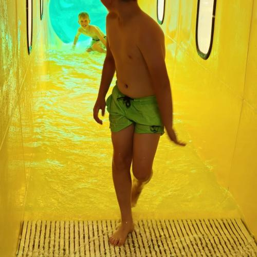 Kinder in der Wasserrutsche