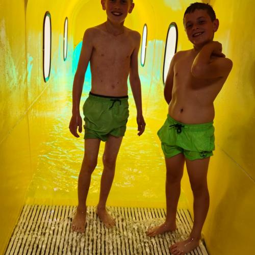 Kinder in der Wasserrutsche