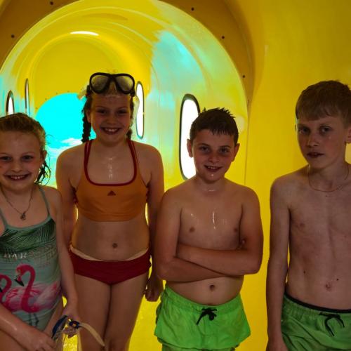 Kinder in der Wasserrutsche