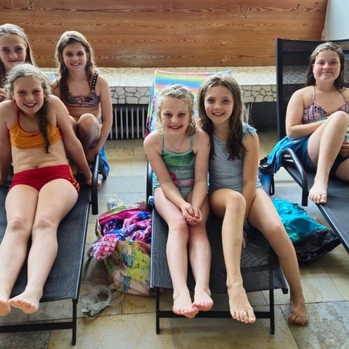 Kind auf den Liegen im Hallenbad