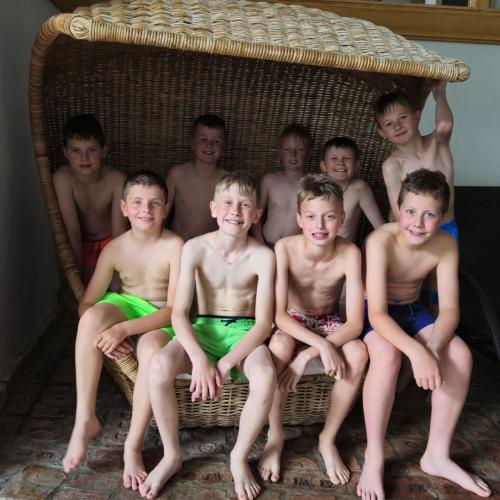 Kind auf den Liegen im Hallenbad