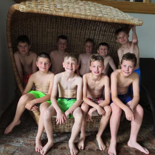 Kind auf den Liegen im Hallenbad