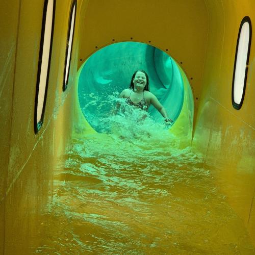 Kind in der Wasserrutsche