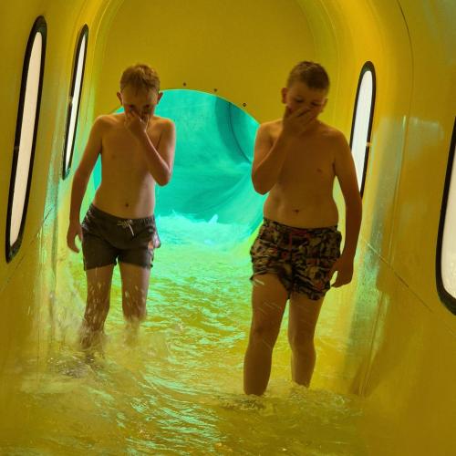 Kinder in der Wasserrutsche