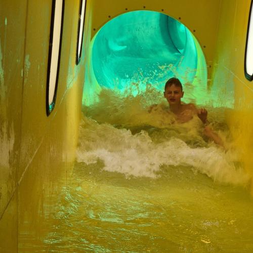 Kind in der Wasserrutsche