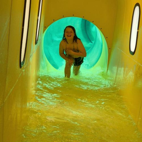 Kind in der Wasserrutsche