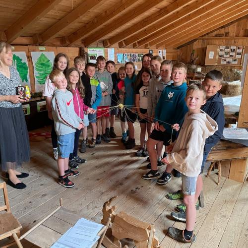 Die Kinder mit Frau Anna Strumer bei der Pilzeausstellung.