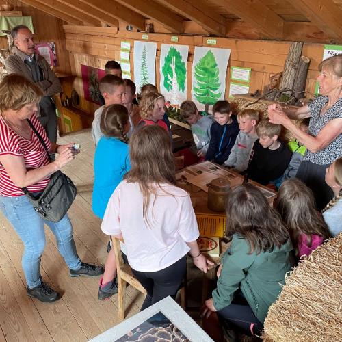 Die Kinder mit Frau Anna Strumer bei der Pilzeausstellung.