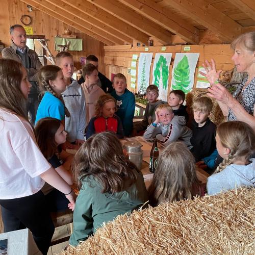 Frau Anna Strumer erklärt den Kindern einiges über Pilze.