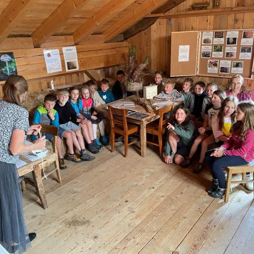 Frau Anna Strumer erklärt den Kindern einiges über Pilze.