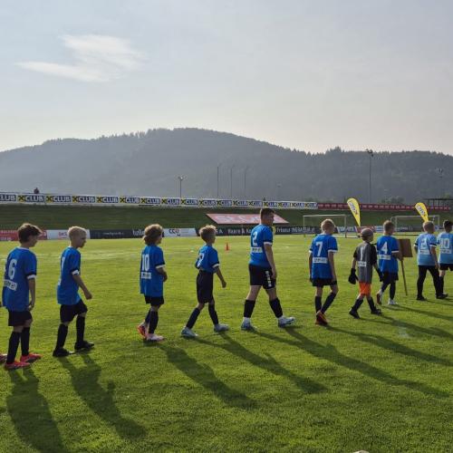 Unsere Fußballer ziehen ins Feld ein.
