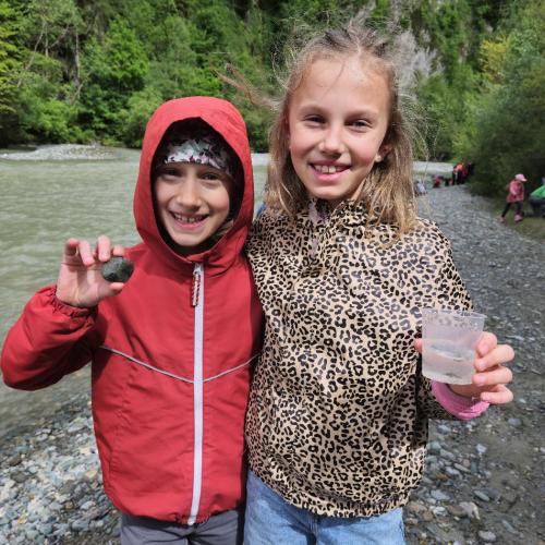 Die Kinder mit Wasserbechern und Fliegenlarven.