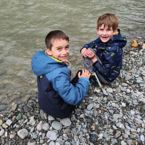 Die Kinder mit Wasserbechern und Fliegenlarven.