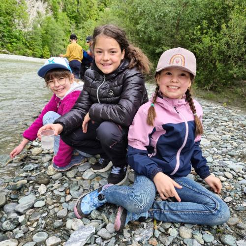 Die Kinder mit Wasserbechern und Fliegenlarven.