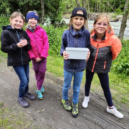 Die Kinder mit Wasserbechern und Fliegenlarven.