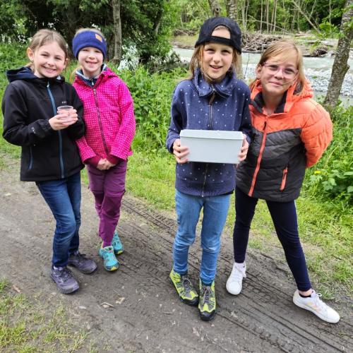 vier Kinder auf der Suche nach Kleintieren