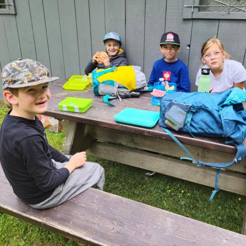 Einige Kinder jausnen.