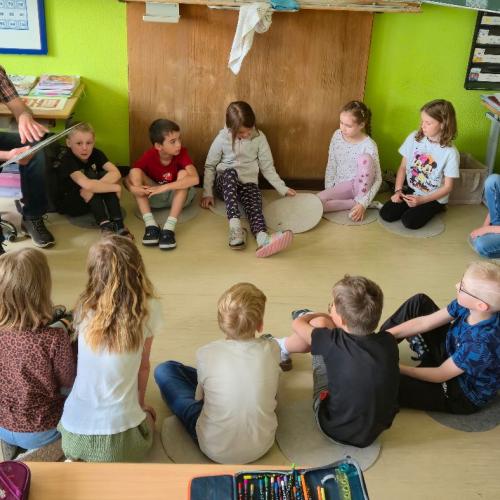 Der Imker Karl Klaunzer spricht über Bienen.