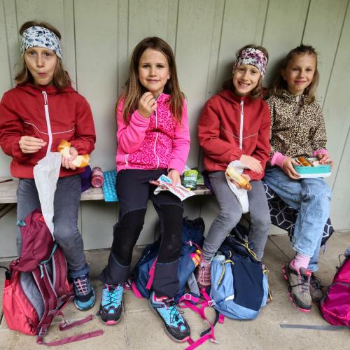 Vier Kinder jausnen.