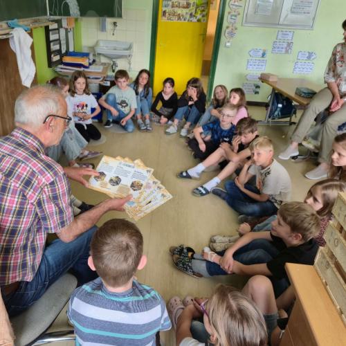 Der Imker Karl Klaunzer spricht über Bienen.