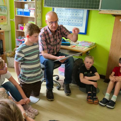 Der Imker Karl Klaunzer spricht über Bienen.