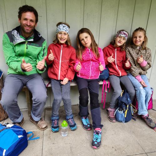 Kinder mit dem Nationalparkranger.