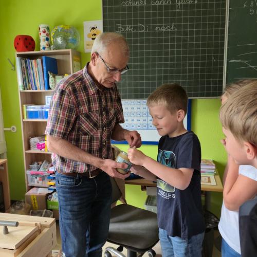 Die Kinder probieren Bienenhonig.