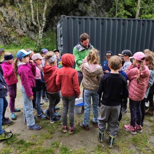 Der Nationalparkranger erklärt den Kindern etwas.
