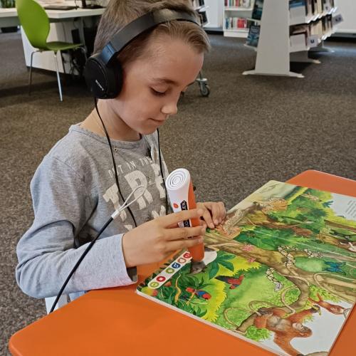 Ein Kind liest in einem Buch.