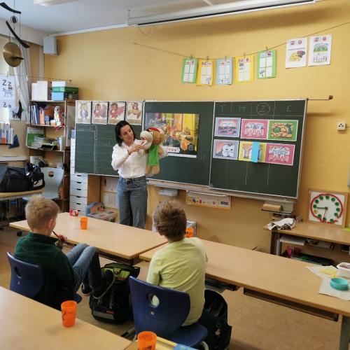 Billi Bürstl werden die Zähne geputzt.