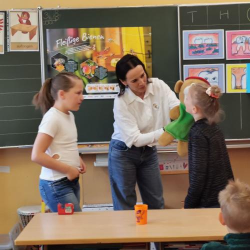 Billi Bürstl gibt den Kindern ein Wasserbussi