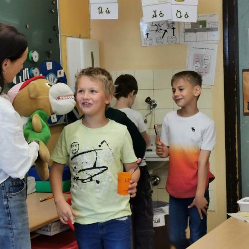 Billi Bürstl gibt den Kindern ein Wasserbussi