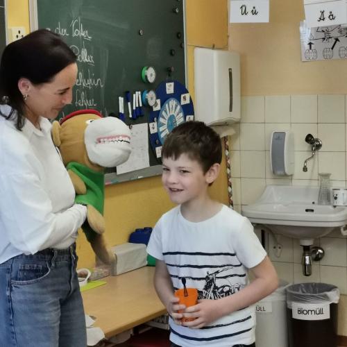 Billi Bürstl gibt den Kindern ein Wasserbussi