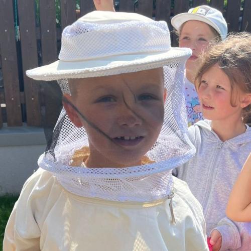 Kind in Imkerkleidung