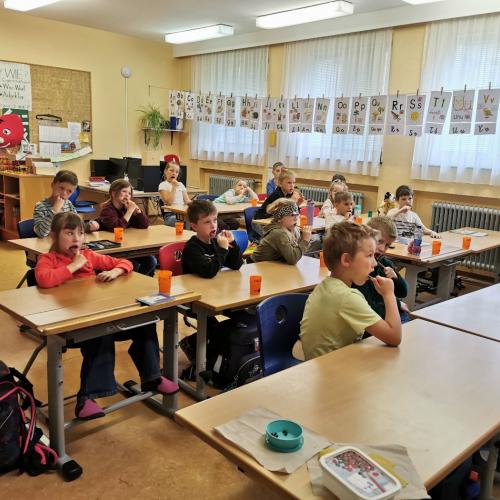 Kinder bei der Zahngesundheitsvorsorge