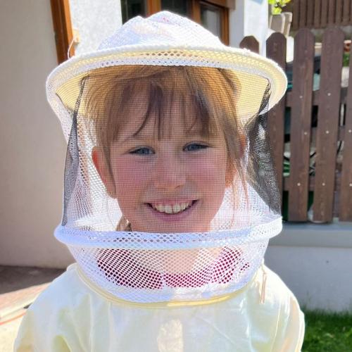 Kind in Imkerkleidung