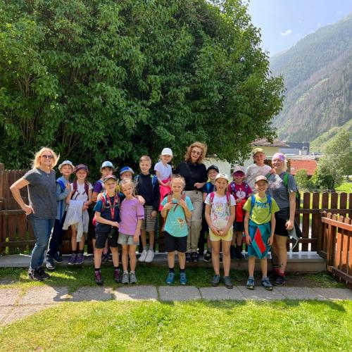 Klassenfoto mit Imkerin