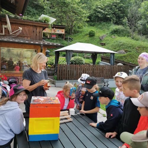 Die Imkerin erklärt den Kindern einiges über die Haltung von Bienen.