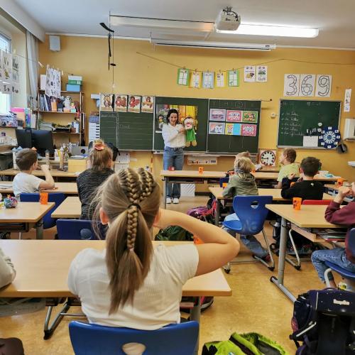 Kinder lernen das richtige Zähneputzen
