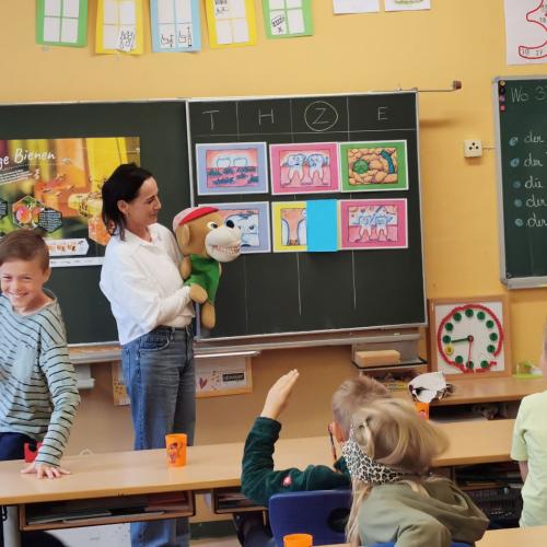 Billi Bürstl gibt den Kindern ein Wasserbussi