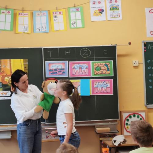 Billi Bürstl gibt den Kindern ein Wasserbussi