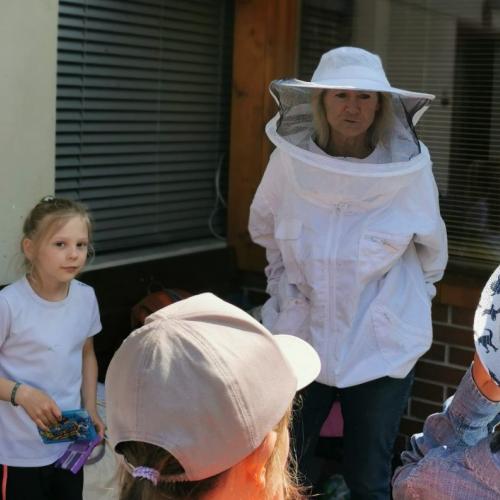 Imkerin in der Imkerkleidung