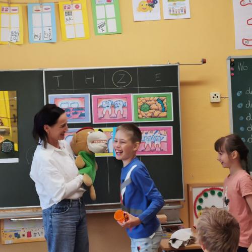 Billi Bürstl gibt den Kindern ein Wasserbussi