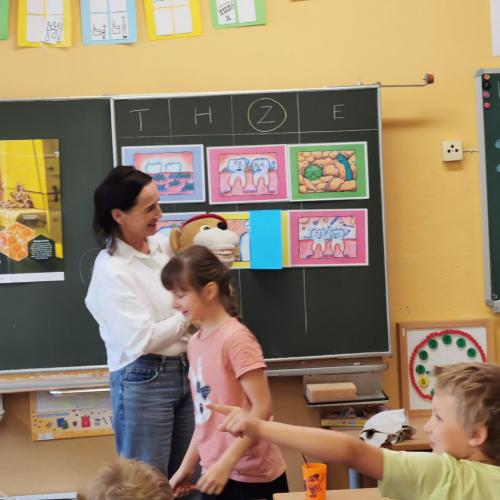 Billi Bürstl gibt den Kindern ein Wasserbussi